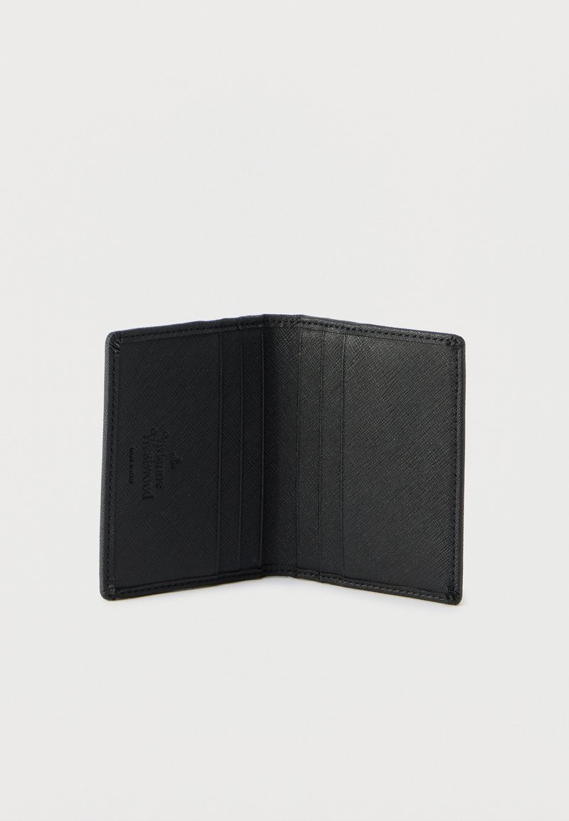 Portefeuille en cuir noir à finition texturée, doté de fentes pour cartes et d'un intérieur lisse. Design plié sans quincaillerie ni accents visibles.