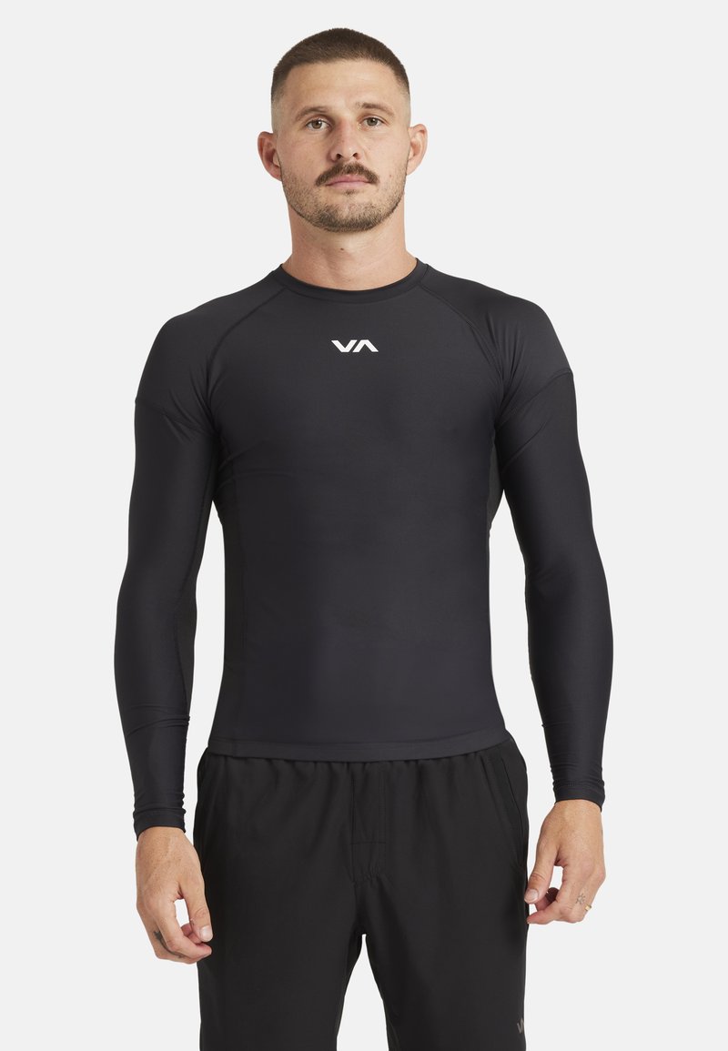 Schwarzer Langarm-Rashguard aus glattem, elastischem Material mit Rundhalsausschnitt und einem weißen Logo auf der Brust. Geeignet für Sportbekleidung.
