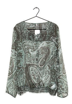 Bluzka z długim rękawem z turkusowo-brązowym wzorem paisley i kwiatowym, z marszczonym dekoltem i dołem, wisząca na czarnym wieszaku na białym tle.