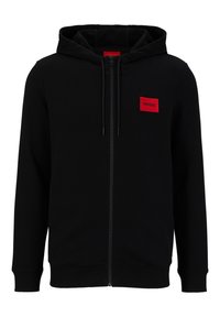 Černá mikina na zip vyrobená z měkké tkaniny. Má přední kapsu, kapuci se šňůrkami a na hrudi červenou obdélníkovou nášivku s logem.