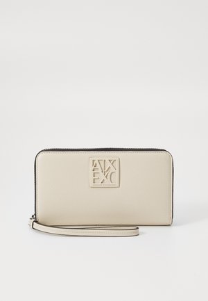 Portafoglio in materiale sintetico beige con finitura testurizzata, forma rettangolare, chiusura con zip e una placca con logo sul fronte. Include un cinturino per il polso.