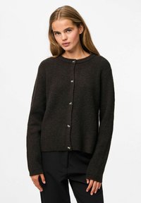 Cardigan côtelé brun foncé avec un col rond, des manches longues et des boutons en métal argenté le long de l'avant. Texture lisse semblable à de la laine.