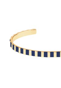 Bracelet jonc doré avec des sections rectangulaires bleu marine et dorées alternées, surface métallique lisse et design épuré et minimaliste.