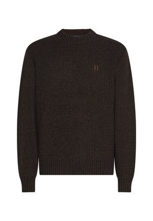 Brązowy sweter z dzianiny o okrągłym dekolcie i prążkowanych mankietach. Posiada wzór teksturowy oraz wytłoczone logo na klatce piersiowej.