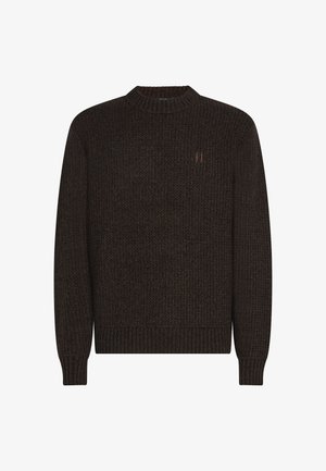 Pruun kudumine särk ümmarguse kaeluse ja soonikute käistega. Omab tekstuurset mustrit ja kõrgendatud logo rinna kohal.