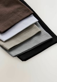 Fünf gefaltete Stoffstücke in Braun, Weiß, Khaki, Grau und Schwarz, die eine glatte Textur und saubere Kanten mit Nahtdetails zeigen.