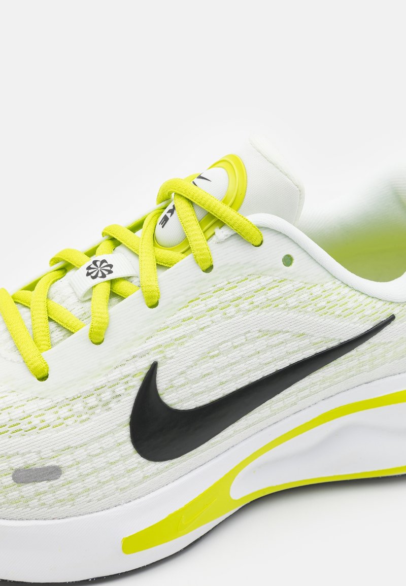 Nike Performance Road running shoes - white - (Pre-owned  display picture 2