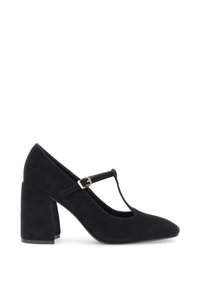 Schwarze Wildleder-Pumps mit Blockabsatz, die ein T-Riemen-Design mit einer goldenen Schnalle und eine spitze Zehenform aufweisen. Glatte Textur und einfarbig.