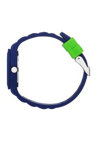 Montre en silicone avec un bracelet bleu marine, une fermeture en plastique vert, et un cadran rond bleu avec une couronne blanche et des éléments en argent.