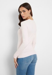 Guess FRONTLOGO STRASS - Maglione - rose