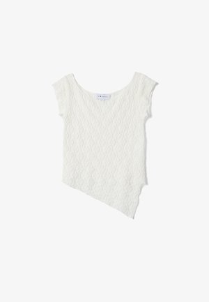 Top blanco de manga corta con textura, escote barco y dobladillo diagonal asimétrico.