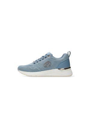 Himmelblaue Sportschuhe mit einem strukturierten Strickobermaterial, metallischen Akzenten und einer gepolsterten Sohle. Verfügt über eine Schnürung und eine Zuglasche.
