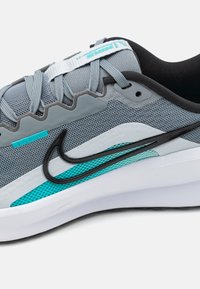 Nike Performance DOWNSHIFTER 13 - Silniční běžecké boty - cool grey/black/dusty cactus/pure platinum/iron grey/white