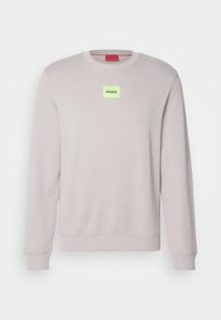 Lichtgrijze sweatshirt gemaakt van een zachte katoenmix, met een vierkante neon groene "HUGO"-logo op de borst en geribde manchetten.