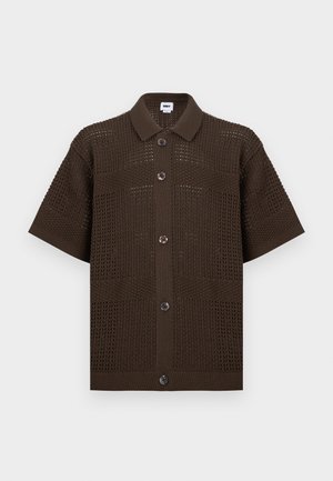Tmavě hnědá krátký rukáv pletená košile s knoflíkovou légou, rozšířeným límečkem a texturovaným vzorem otevřeného pletení.
