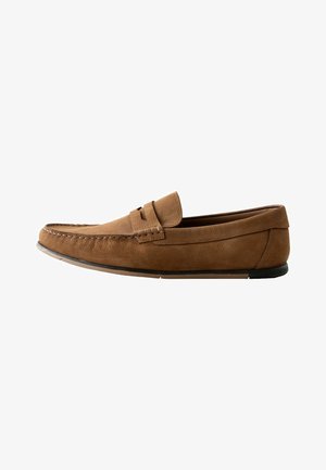 Mocassin homme en cuir marron avec des détails cousus et une semelle noire basse, présenté en profil latéral sur fond blanc.