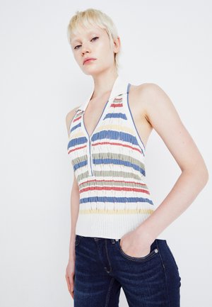 Top in maglia con scollo a V, caratterizzato da strisce orizzontali multicolori in blu, verde, rosso e giallo. Texture a costine, senza maniche, orlo semplice.