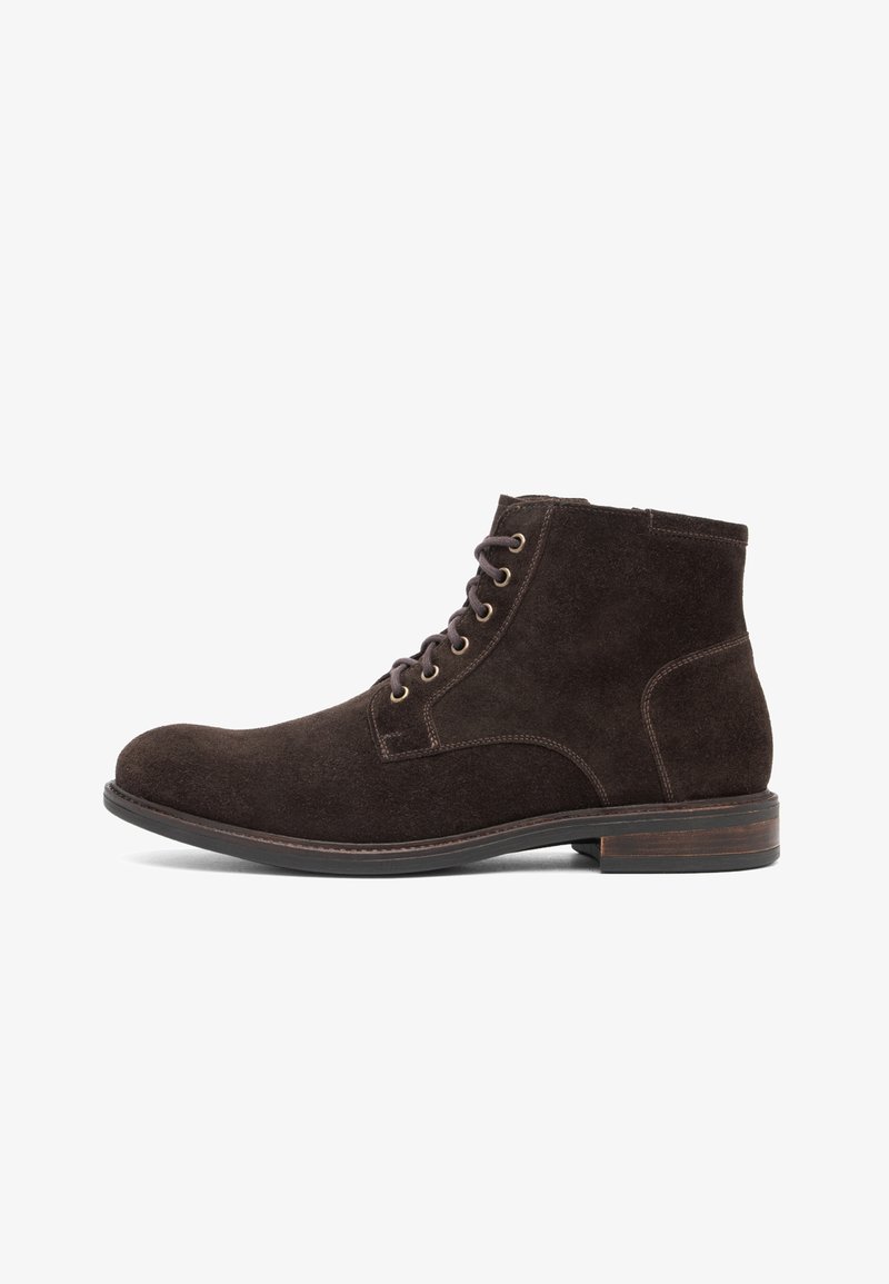 Bottine en suède marron foncé avec bout rond, laçage sur le devant et petit talon empilé en bois, vue de profil extérieur sur fond blanc.