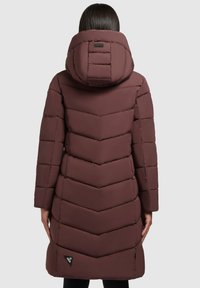 Maročkový péřový kabát s vzorem ve tvaru šipky, vybavený velkou kapucí a bočními kapsami, vyrobený z prošívaného, izolačního materiálu.