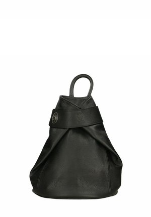 Schwarze Lederhandtasche mit strukturierten Oberflächen, einem oberen Griff und einem gefalteten Design. Sie verfügt über einen runden metallischen Akzent auf der Vorderseite.