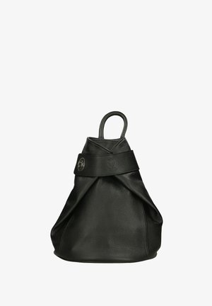 Zwarte leren tas met een gestructureerd oppervlak, een handvat bovenop en een gevouwen ontwerp. Heeft een circulaire metalen accent aan de voorkant.