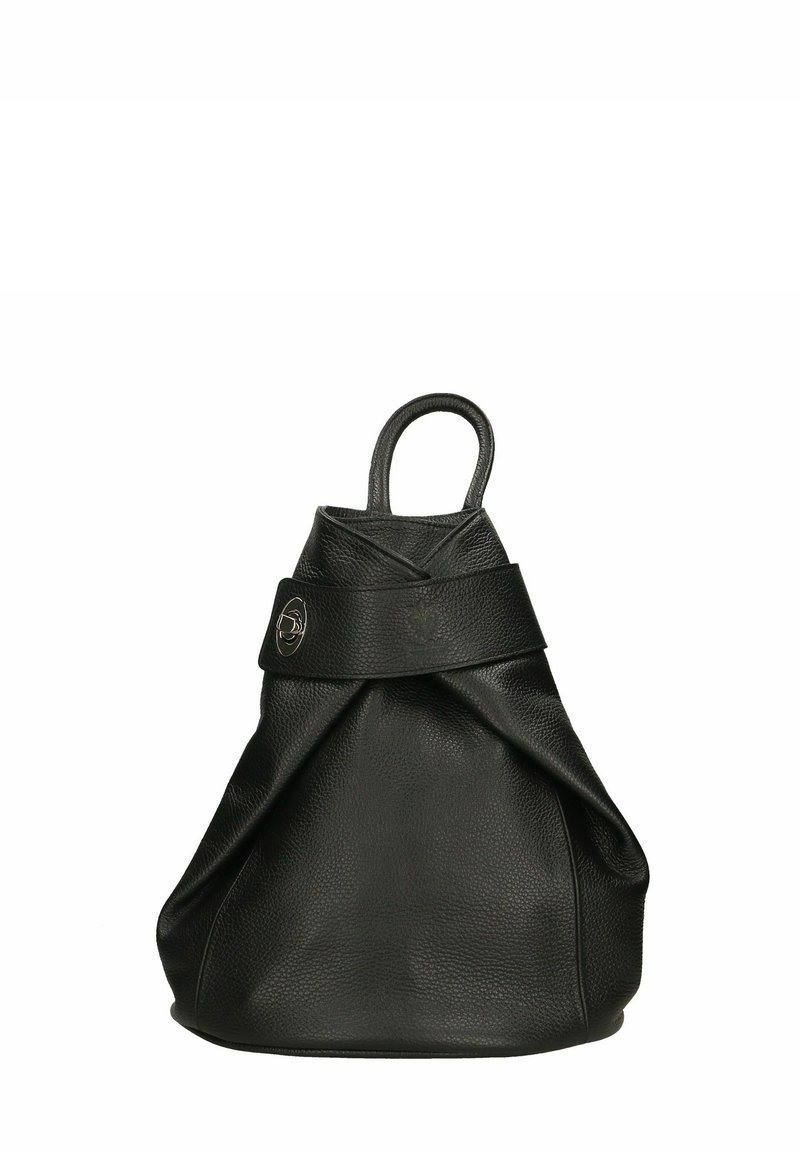 Bolso de piel negra con una superficie texturizada, un asa superior y un diseño plegado. Presenta un acento metálico circular en la parte delantera.