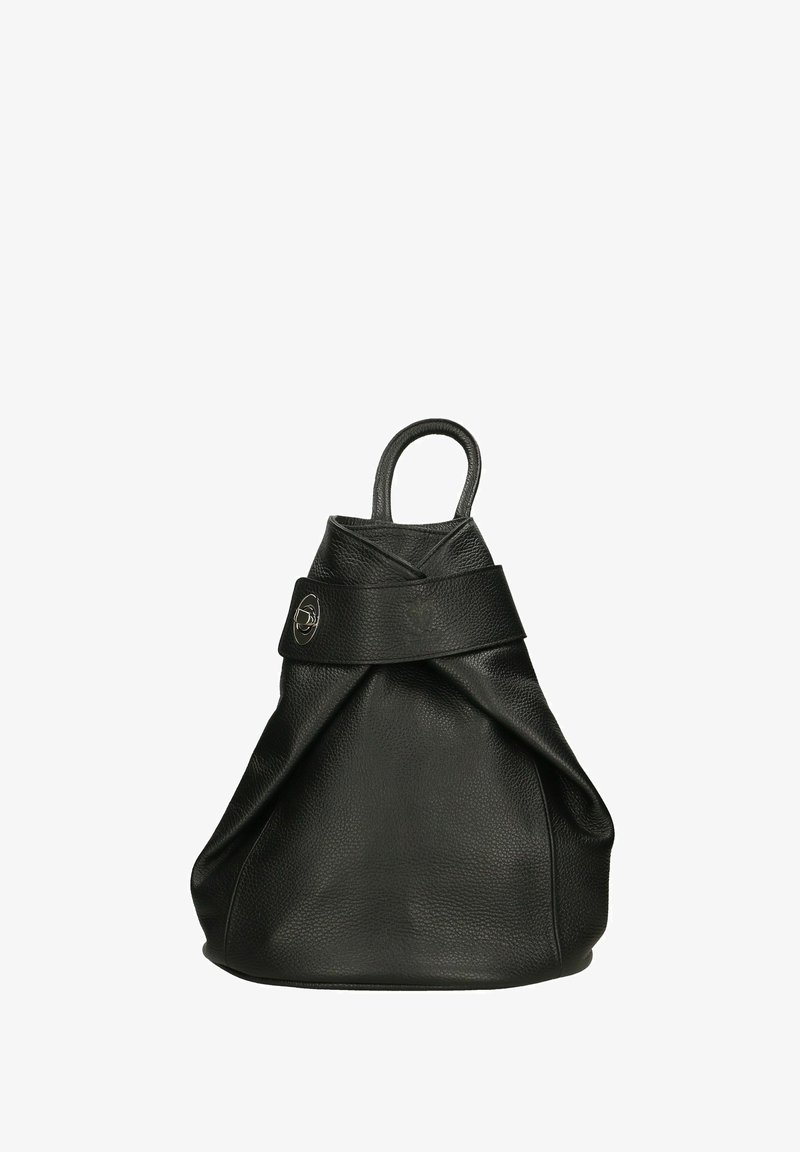 Bolso de piel negra con una superficie texturizada, un asa superior y un diseño plegado. Presenta un acento metálico circular en la parte delantera.