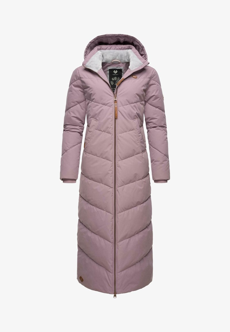 Mīksts, garš mētelis gaiši purpursarkans ar kapuci. Ir pilna rāvējslēdzēja un šuvju raksts uz chevron. Iekļauta logo uzlīme netālu no apakšas.