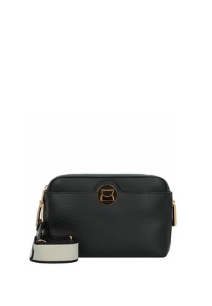 Bolso bandolera de cuero negro texturizado con logo circular dorado y correa de tela ajustable en blanco y negro, sobre fondo blanco.