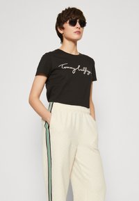 Tommy Hilfiger TAPE RELAXED - Tracksuit bottoms - calico