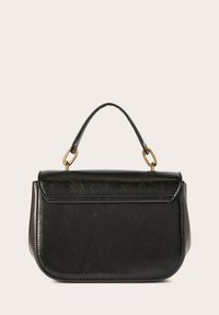 Borsa a tracolla in pelle nera con una forma strutturata, manico superiore e dettagli in hardware dorato. Presenta una chiusura a patta e una finitura liscia e testurizzata.