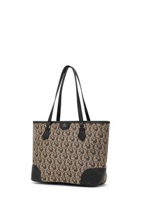 Borsa a tracolla con corpo in tessuto beige caratterizzato da un motivo a logo ripetuto, rifiniture e manici in pelle nera, e una forma rettangolare strutturata.