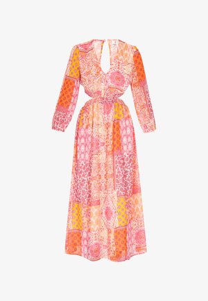 Długa, wzorzysta sukienka w żywych odcieniach różu, pomarańczy i żółci, z dekoltem w serek, długimi rękawami i elastycznym pasem.