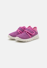 Ténis atléticos roxos e cor-de-rosa com um cabedal de malha texturizada, fechos de Velcro e uma sola de borracha flexível e branca.