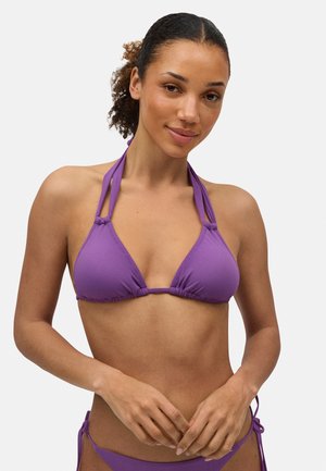 Top de bikini morado con copas triangulares y tela texturizada. Presenta tirantes con cuello halter y lazos ajustables a los lados, diseño minimalista.