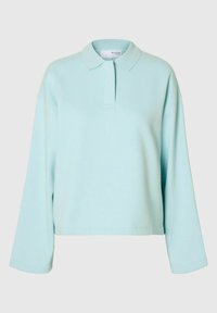 Hellblauer Pullover mit Polokragen, langen Ärmeln und lockerem Schnitt. Hergestellt aus weichem Stoff mit minimalen Nahtakzenten.