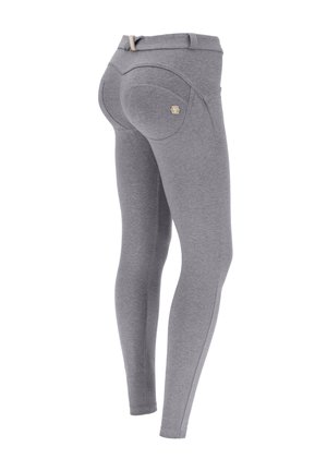 Harmaat legginsit, jotka on valmistettu joustavasta kankaasta, korkealla vyötäröllä, kaarevilla takasaumoilla ja taskuilla, pieni logo-yksityiskohta.