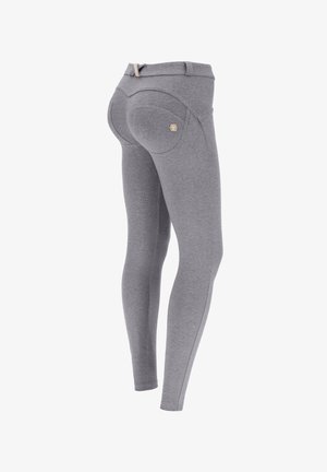 Harmaat legginsit, jotka on valmistettu joustavasta kankaasta, korkealla vyötäröllä, kaarevilla takasaumoilla ja taskuilla, pieni logo-yksityiskohta.