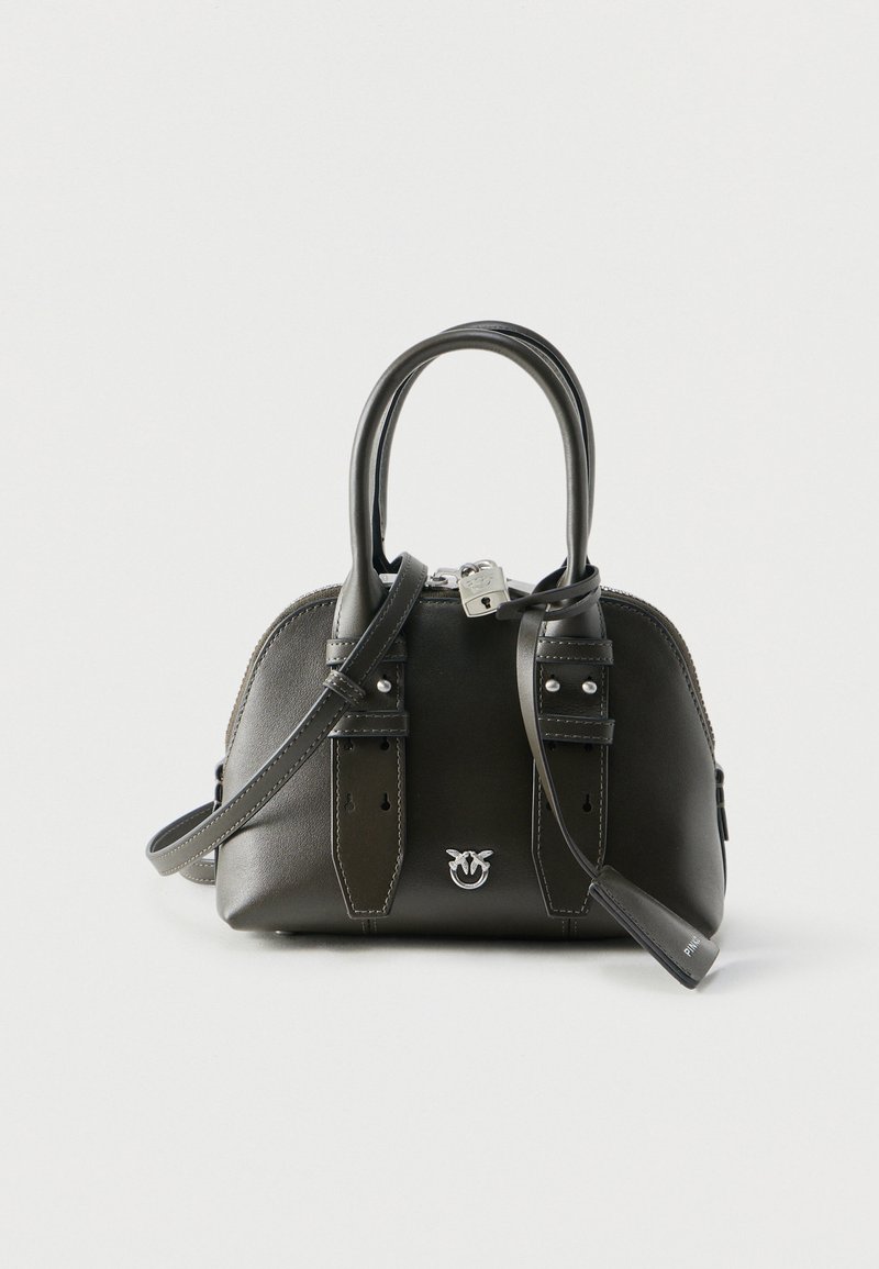 Μαύρη δερμάτινη γυναικεία τσάντα με δύο χειρολαβές, αποσπώμενο λουρί ώμου, μικρό ασημί κλείδωμα και ασημένιο λογότυπο μπροστά.