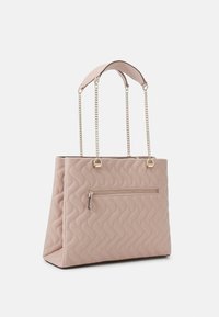 Borsa a tote trapuntata in rosa chiaro con un motivo a onda testurizzato, dotata di spalline in catena dorata e una tasca frontale con zip. Finitura liscia.