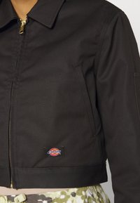 Dickies EISENHOWER CROPPED - Lengva striukė - black