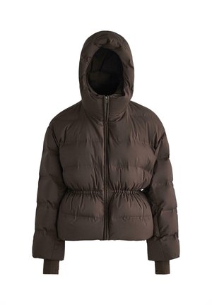 Barna puffertaktika kapucnival, cipzáros elülső résszel, elasztikus derékpánttal és bordázott mandzsettákkal. Az anyag sima, párnázott textúrával rendelkezik.