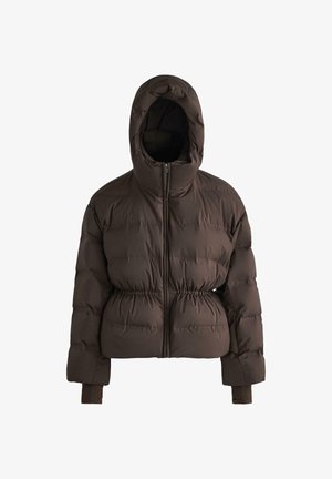 Hnedá puffa bunda s kapucňou, zdobená zipsom na prednej strane, elastickým pásom a rebrovanými manžetami. Materiál má hladkú, vycpanú textúru.