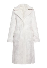 Lungo cappotto beige pallido realizzato in materiale morbido e soffice. Presenta un colletto a scialle, due tasche frontali e una silhouette dritta.