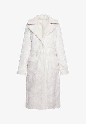 Ilgas, šviesiai smėlinis paltas, pagamintas iš minkšto, pūkuoto audinio. Turi šilkinį apykaklę, dvi priekinės kišenes ir tiesią siluetą.