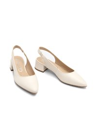 Valkoiset tekonahkaiset slingback-kengät, joissa on terävä kärki, matala lohkoheel ja leikattuja sivuja. Silkkinen pinta ja minimalistinen muotoilun yksityiskohta.
