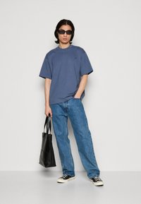 adidas Originals P ESS TEE - Navadna majica - preloved ink