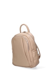 Zaino in pelle beige con una texture liscia, forma curva distintiva, doppie cerniere e una maniglia superiore per un facile trasporto.