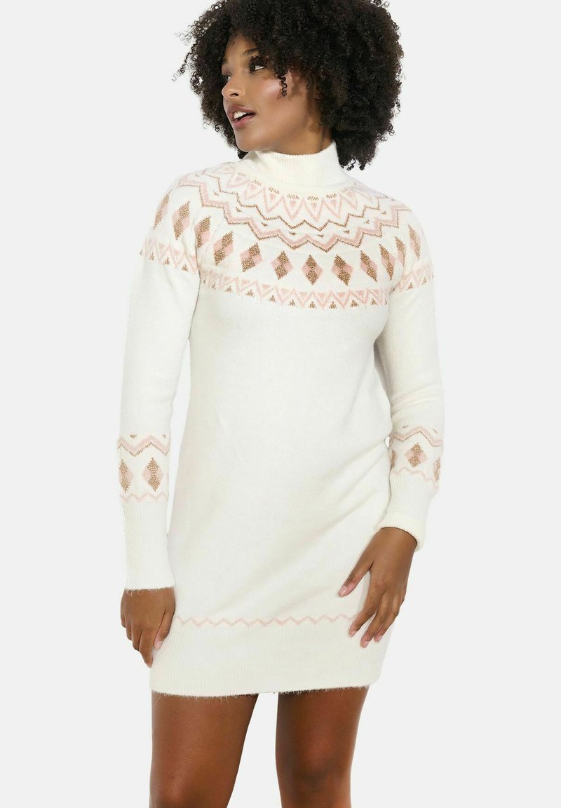 Abito bianco lavorato a maglia con collo alto, caratterizzato da un motivo geometrico rosa sul corpo superiore e sulle maniche. Texture morbida, silhouette aderente.