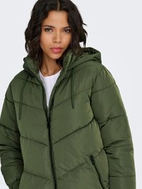 Žalia pūkinė striukė su užtrauktuku, gobtuvu su raišteliais ir įstrižiniu siuvinėjimu. Turi šonines kišenes ir laisvą kirpimą.